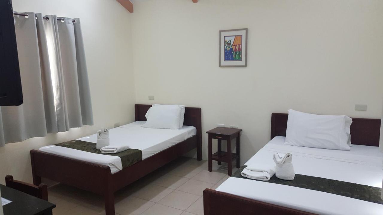 Blue Lagoon Inn & Suites Puerto Princesa Exterior foto